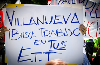 Pancarta con el texto «Villanueva, busca trabajo en tus ETT»